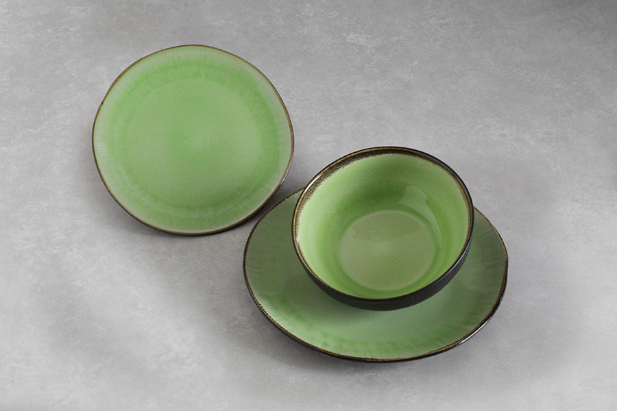 DINNERWARE SET - 18 Pieces