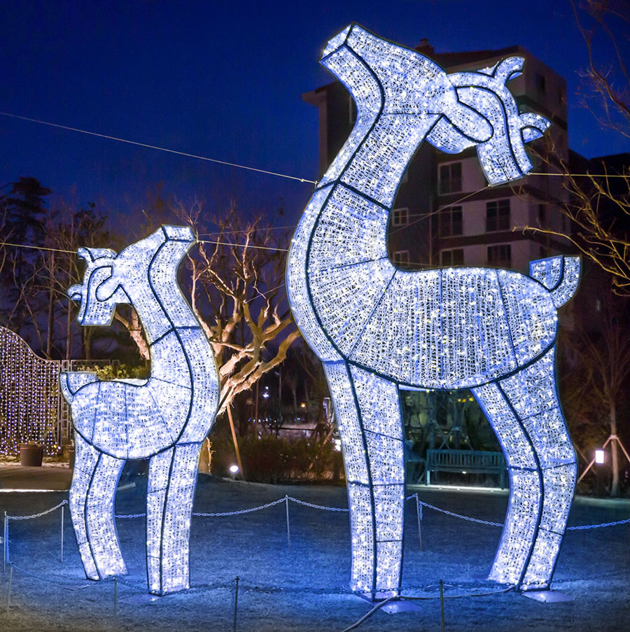 LIGHTING REINDEER